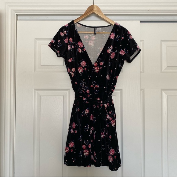 H&M velvet floral wrap dress - size 2 - Picture 2 of 6
